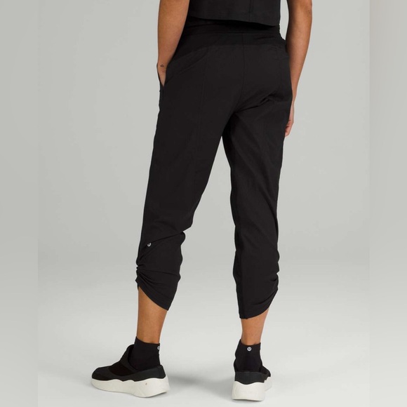 🍋 LULULEMON Dance Studio Mid-Rise Crop 25"
Black Size 4 - Picture 3 of 7